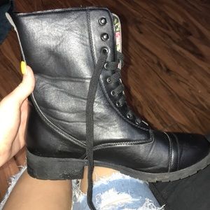 COMBAT BOOTS